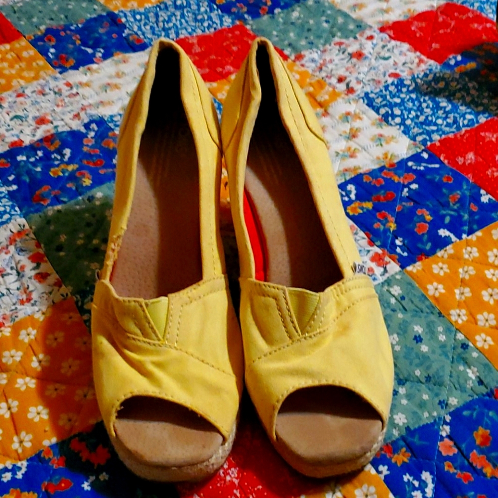Toms wedge 9.5 super cute yellow wedge